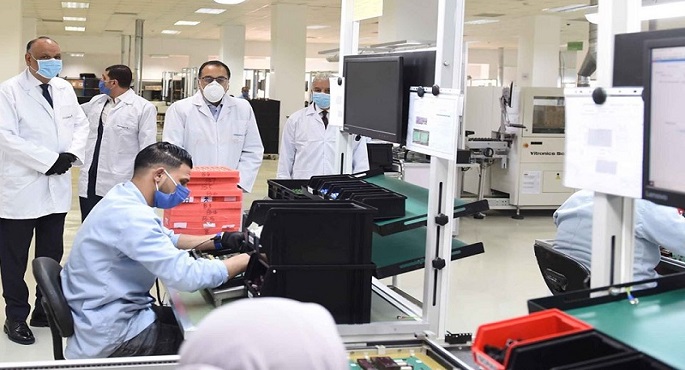 رئيس الوزراء يتفقد مصنعين بالمنطقة الحرة العامة بمدينة الإسماعيلية