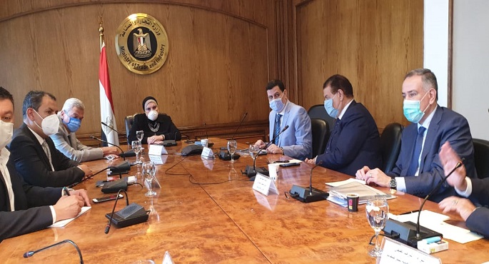وزيرة الصناعة تبحث مع منتجي الغزل والنسيج إستعدادات المصانع لإنتاج الكمامات القماش