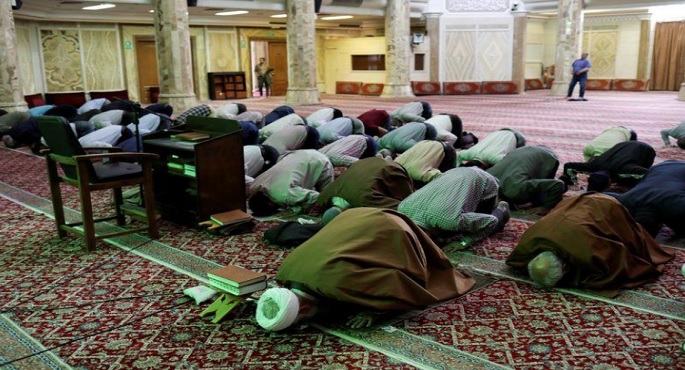 إيران تعيد فتح جميع المساجد اليوم