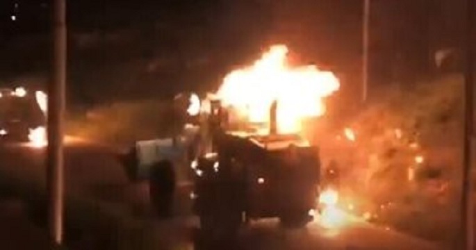 فلسطينيون يحرقون جرافة إسرائيلية بعد هدمها منزل أسير شمال رام الله
