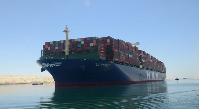 بالصور.. قناة السويس تشهد عبور السفينة “HMM ALGECIRAS” أكبر سفينة حاويات في العالم