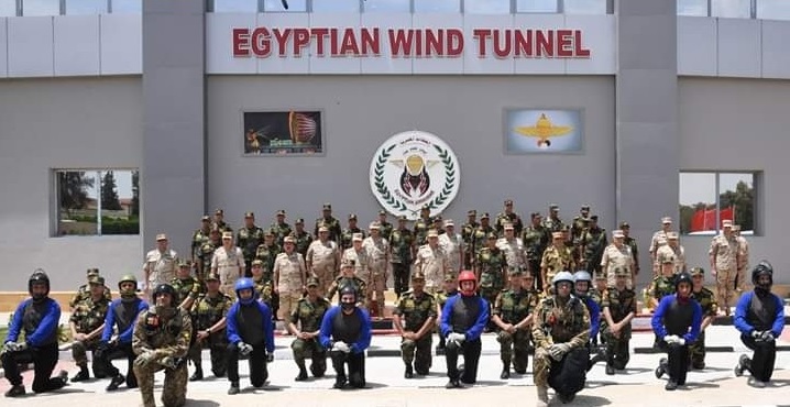 بالصور .. وزير الدفاع والإنتاج الحربي يتفقد اصطفاف عناصر قوات المظلات