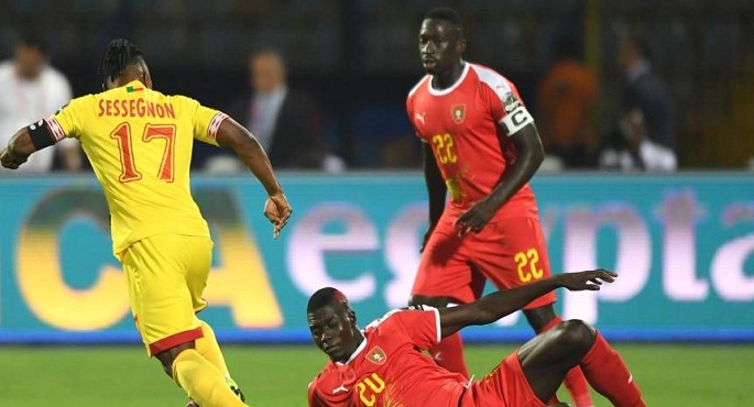 غينيا تنهي موسم الدوري الأول لكرة القدم مبكرًا