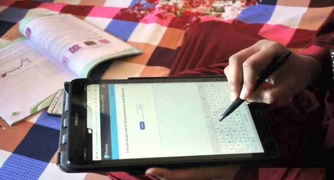 طلاب الصف الأول الثانوى يبدأون امتحان الفلسفة والمنطق إلكترونيا من المنزل