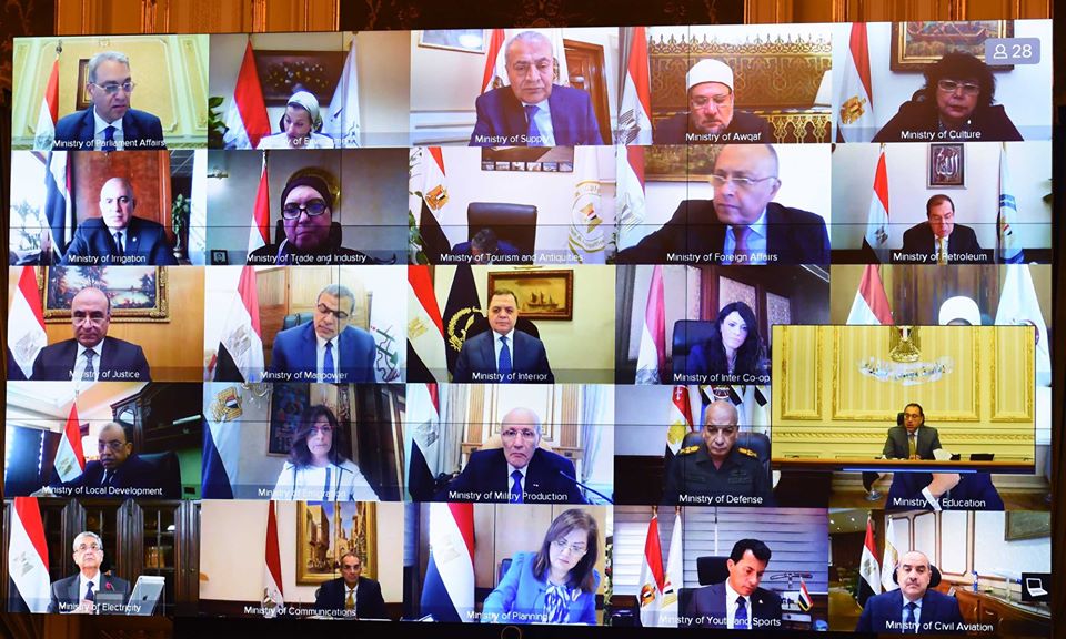 مدبولي خلال ترؤسه مجلس الوزراء بالفيديو كونفرانس: نتابع يومياً عودة المصريين