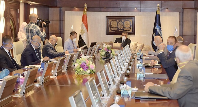 رئيس هيئة قناة السويس يبحث تأمين المجرى الملاحى مع القيادات الأمنية بمدن القناة