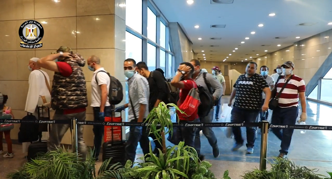 عبر 13 رحلة طيران.. عودة 2120 عاملا مصريا من العالقين بالكويت إلى البلاد اليوم