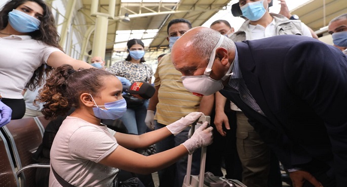 بالصور .. وزير النقل يتفقد محطتى مصر والشهداء للإطمئنان على انتظام القطارات والالتزام بارتداء الكمامات