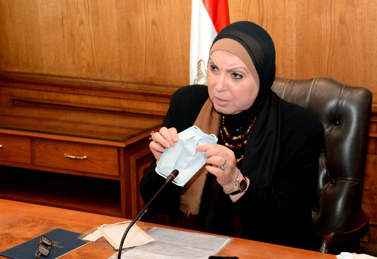 وزيرة التجارة والصناعة تبحث مع منتجي الملابس الجاهزة تصنيع الكمامات القماش