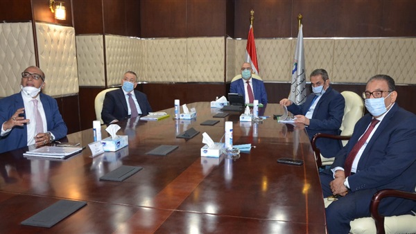 وزير الإسكان يستعرض الموقف التنفيذى للمشروع التجارى الخدمى بالعاشر من رمضان