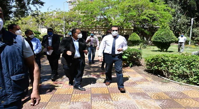 بالصور.. وزير التعليم العالي يتفقد المدن الجامعية للاطمئنان على المصريين العائدين من الخارج