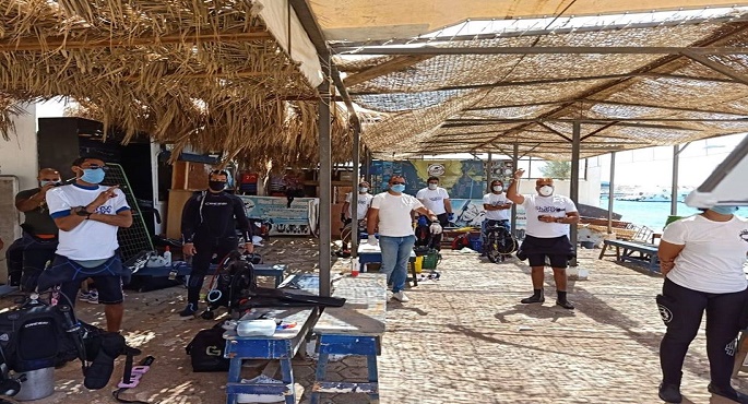 بالصور.. وزيرة البيئة تشيد بوعي ومجهود الغطاسين العاملين بشرم الشيخ فى حماية البيئة