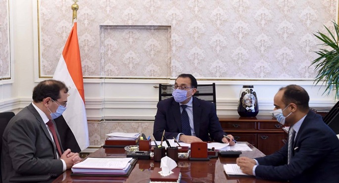 بالصور .. رئيس الوزراء يتابع مع وزير البترول ملفات عمل الوزارة