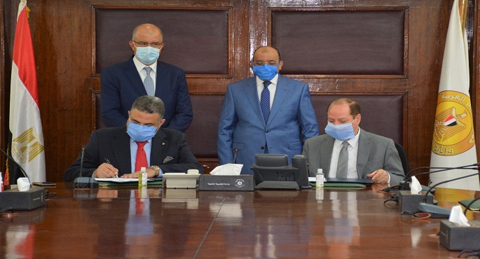 بالصور .. شعراوي ورئيس اتحاد الصناعات يشهدان توقيع بروتوكول تعاون لتنفيذ مبادرة “شغلك في قريتك” بالمحافظات