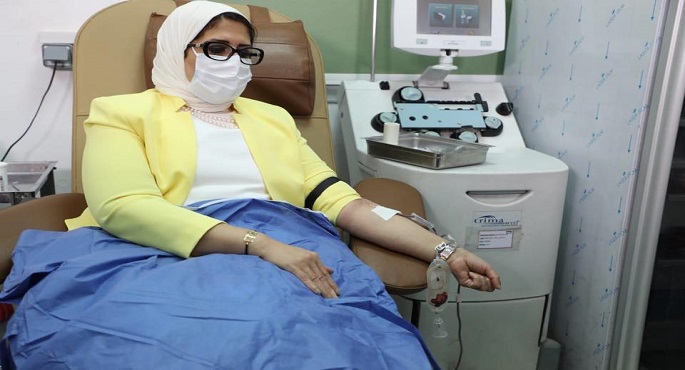 بالصور.. وزيرة الصحة تتبرع بالدم.. وتوجه الشكر لكل من تبرع بعد تفعيل حملة الوزارة بالتعاون مع فيسبوك