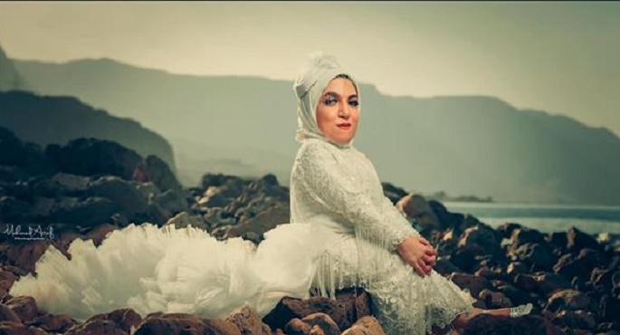 بالصور .. بفستان الزفاف.. «فوتوسيشن» لأول عارضة أزياء من قصار القامة