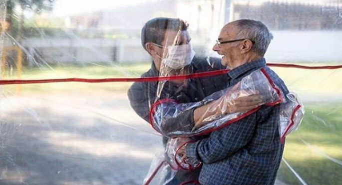 “نفق العناق”.. طريقة دار مسنين برازيلية للسماح لهم بمعانقة أحبائهم