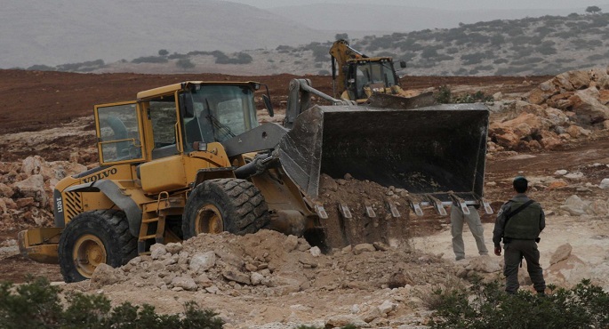 الاحتلال الإسرائيلي يواصل تجريف أراضي الفلسطينيين شرق غزة
