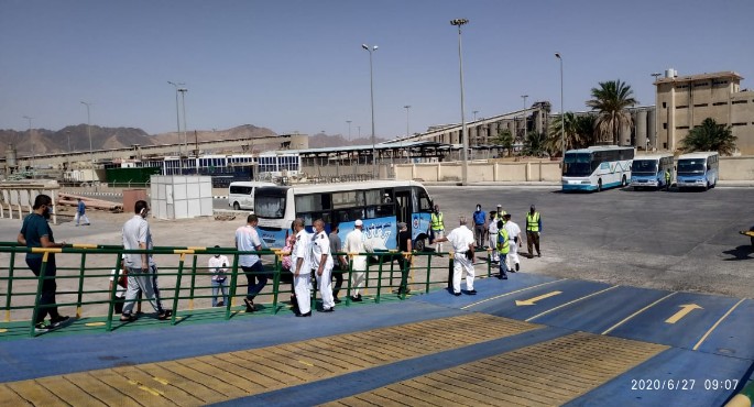 بالصور .. وزير النقل يتابع وصول 562 مصريا من العائدين من السعودية إلى ميناء سفاجا البحري