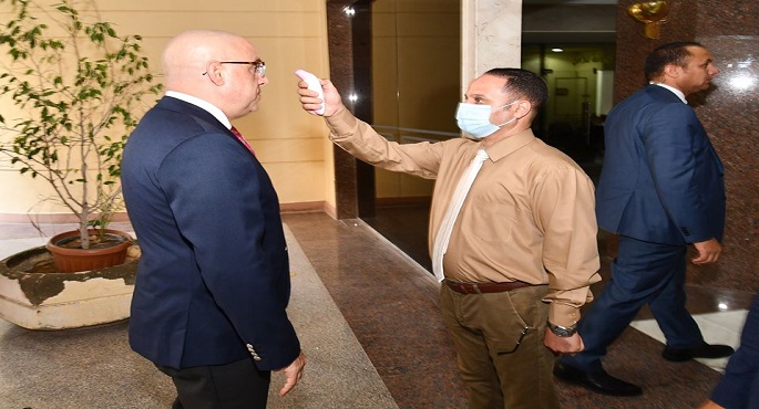 بعد انقضاء فترة العزل المنزلى.. وزير الإسكان يعود لممارسة مهام عمله من مكتبه بمقر الوزارة