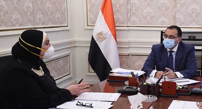 بالفيديو والصور.. رئيس الوزراء يستعرض الاشتراطات الفنية والمستندات اللازمة لتصنيع الكمامات القماشية