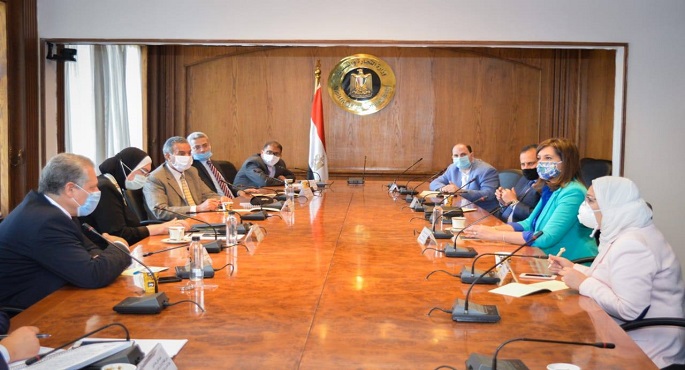 بالصور ..  وزيرتا الصناعة والهجرة تعلنان إتاحة فرص عمل لعدد من العائدين من ليبيا