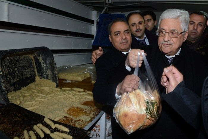 الرئيس الفلسطيني يتفقد أوضاع المواطنين في رام الله ويحثهم على الالتزام بشروط السلامة