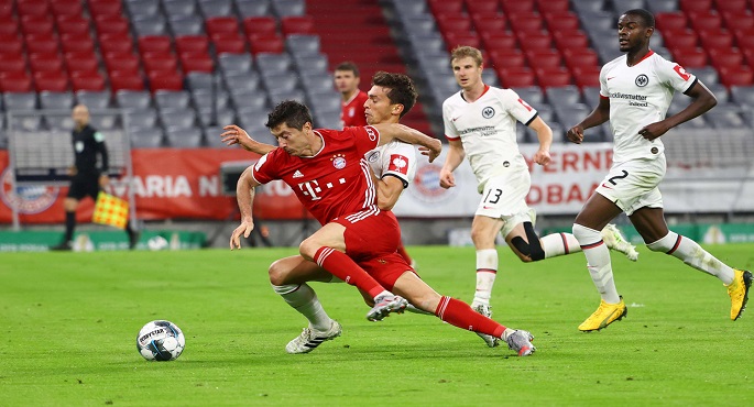 بايرن ميونخ يقترب من حصد لقب الدوري الألماني بفوزه على مونشنجلادباخ 2-1