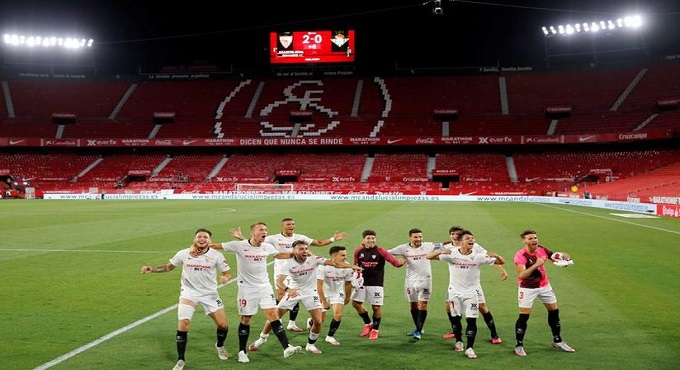 أوكامبوس يتألق ويقود أشبيلية للفوز على بيتيس في عودة الدوري الإسباني