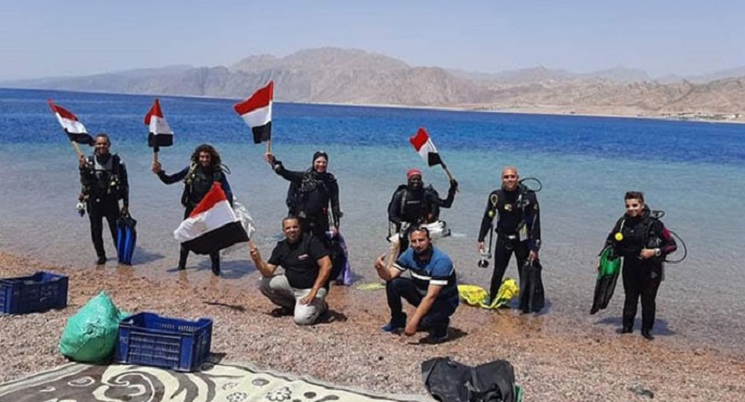 بالصور.. استمرار مبادرة تطهير قاع البحر بشواطىء مدينة دهب