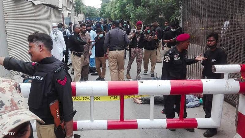 8 قتلى فى هجوم ارهابى على بورصة كراتشى .. وتصفية المهاجمين الاربعة