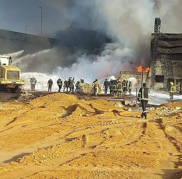 بالصور.. البترول: السيطرة على حريق خط البترول بأول طريق “القاهرة – الإسماعيلية” الصحراوي