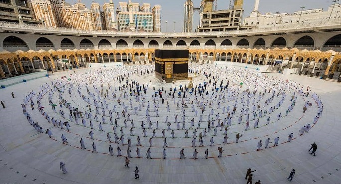 حجاج بيت الله الحرام يؤدون طواف الإفاضة بعد رمي جمرة العقبة الكبرى