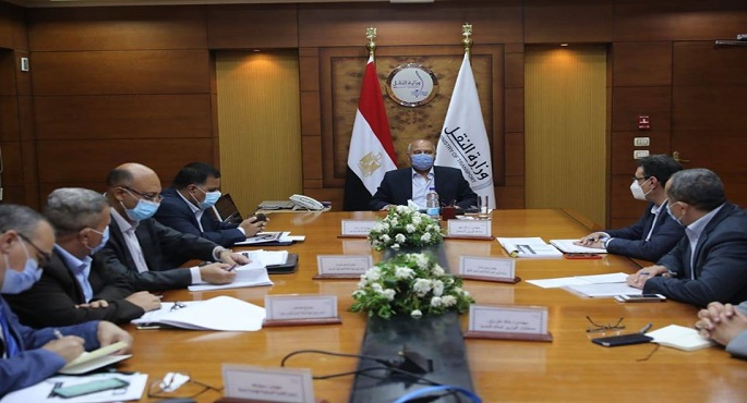 بالصور.. وزير النقل يتابع تنفيذ مشروعات تطوير محطات ومزلقانات السكك الحديدية