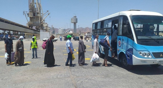 بالصور.. وزير النقل يتابع وصول 1036 راكب مصرى لمينائي سفاجا ونويبع من المصريين العائدين من السعودية والأردن