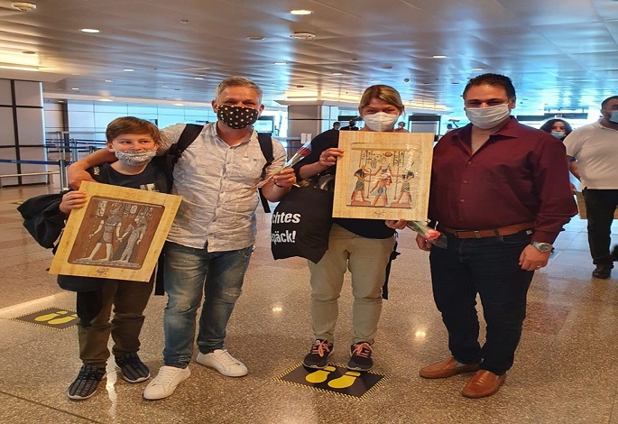 بالصور .. في ثاني أيام استئناف حركة السياحة .. طائرتان من سويسرا وبيلاروسيا يصلان الغردقة وشرم الشيخ