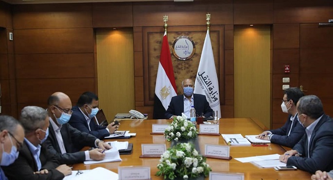 بالصور .. وزير النقل يتابع تنفيذ مشروعات تطوير محطات ومزلقانات السكك الحديدية