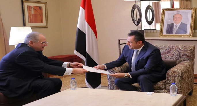 بالصور.. السفير أحمد فاروق يُسلم رئيس الحكومة اليمنية دعوة لزيارة القاهرة ويجري سلسلة لقاءات