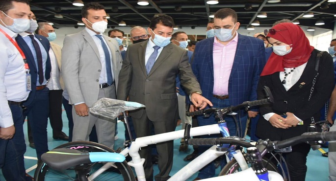 بالصور .. وزير الرياضة يسلم الدراجات المدعومة ضمن مبادرة “دراجتك صحتك”