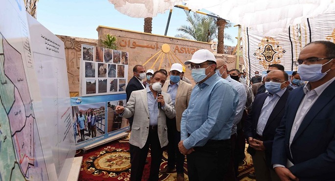 بالصور.. مدبولي يتفقد أعمال مشروع إحلال وتجديد البنية التحتية بطريق السادات بمدينة أسوان