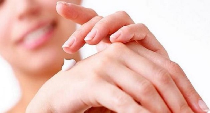 وصفات طبيعية لتنعيم اليدين بخطوات بسيطة