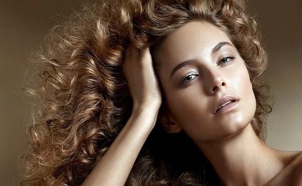 وصفات طبيعية للشعر الكيرلى بخطوات بسيطة تقويه وتمنحه الترطيب