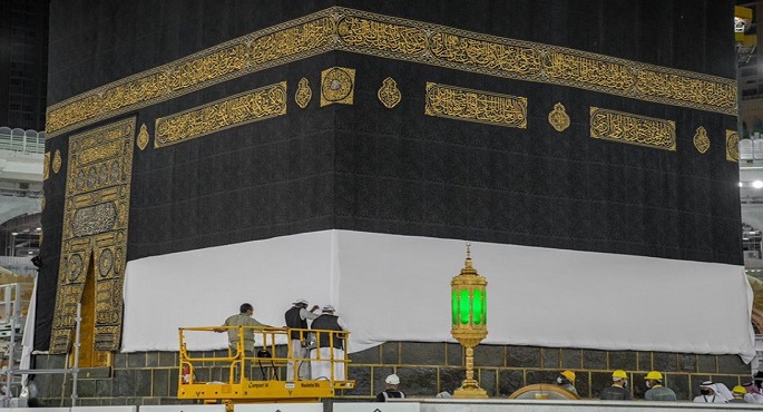 بالصور.. أسطول مجهز بسيارات خاصة لنقل كسوة الكعبة في السعودية