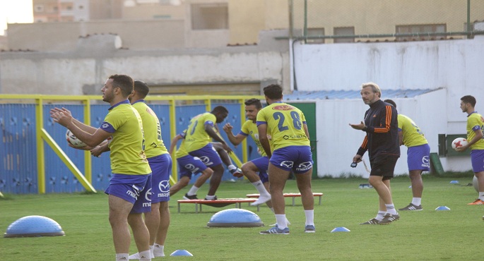 لاعبو الإسماعيلي يؤدون تدريباتهم استعدادا لاستئناف الدوري