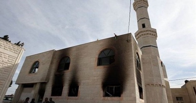 مستوطنون يضرمون النار بمسجد قرب رام الله بالضفة الغربية