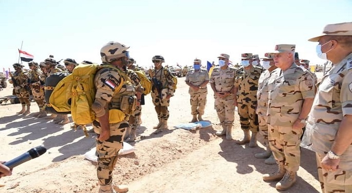 رئيس الأركان يشهد إجراءات الاصطفاف والاستعداد القتالي على الاتجاه الاستراتيجي الغربي
