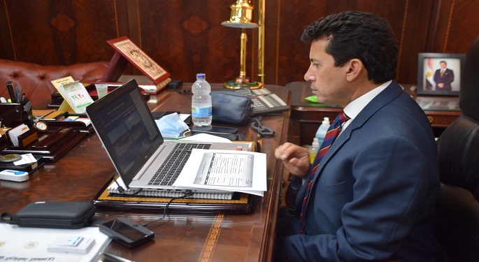 وزير الشباب والرياضة يناقش مع محافظ الوادي الجديد تطوير المنشآت الشبابية والرياضية