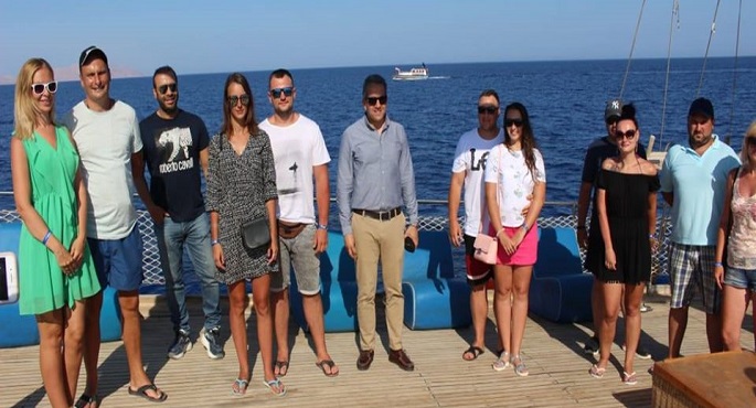بالصور.. وزير السياحة والآثار يتفقد الإجراءات الوقائية بأحد المراكب السياحية بشرم الشيخ