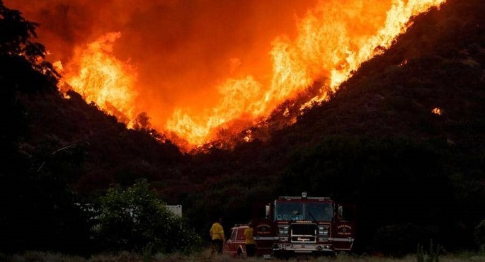 صحيفة أمريكية : حرائق الغابات بكاليفورنيا تجبر الآلاف على ترك منازلهم