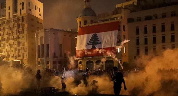 المحتجون يحرقون مبنى بلدية طرابلس خلال الاحتجاجات الليلية
